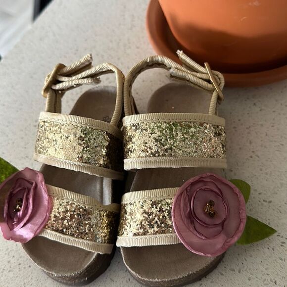 NWOT JoyFolie Gold Glitter Sandals 4 Lilac Leaf Open Toes Sparkles Golden Rose - Picture 4 of 9